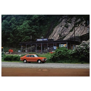 Impresión fotográfica de 1973, Alpnachstad, Suiza, estación de tren Pilatus, Toyota Corolla naranja, póster de arte mural vintage alpino, viajes de los años setenta.