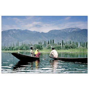 Impresión fotográfica de la década de 1970 Cachemira India, dos barcos con una familia de Cachemira, arte de pared vintage de los años setenta decoración del hogar Himalaya al aire libre idea de regalo única