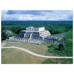 Könnte beinhalten: Eine Luftaufnahme einer großen, weißen Steinpyramide mit einer Reihe von Säulen, die sich von der Basis erstrecken. Die Pyramide ist von üppiger grüner Vegetation umgeben.