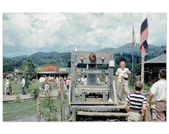 Fotografía impresa de la década de 1950 en North Hudson, Nueva York, parque temático del Viejo Oeste Frontier Town, Adirondacks, región de la capital, póster decorativo vintage de los años cincuenta para pared.