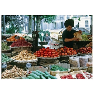 Impresión fotográfica de la década de 1960 Vendedor de frutas y verduras en París, cartel de arte de pared vintage Decoración de la vida callejera parisina Vida urbana Idea de regalo única