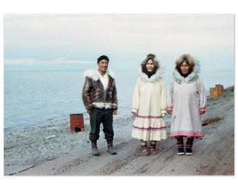 Impressão fotográfica da década de 1940 de pessoas da tribo nativa do Alasca Kotzebue, Qikiktagrukmiut, noroeste do Alasca. Arte de parede vintage para decoração de casa ou escritório. Pôster para presente.
