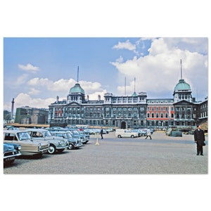 写真プリント 1960 年代 イギリス、ロンドン、ホワイトホール、旧海軍本部ビルの外に駐車している車、ヴィンテージ ウォール アート ポスター 60 年代 イギリス ホーム デコレーション