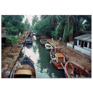 Impresión fotográfica de los años 70 Barcos de Sri Lanka en el canal de Hamilton (canal holandés), Negombo, arte de pared vintage Decoración de la oficina en casa Póster Regalo de los años setenta