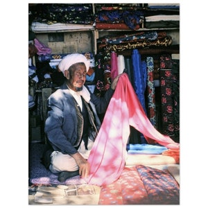 Impresión fotográfica de los años 70 Comerciante de telas Kabul Afganistán, Arte de pared vintage Retro Afghani Heritage Decoración del hogar Artesano Artesano Idea de regalo de los años setenta