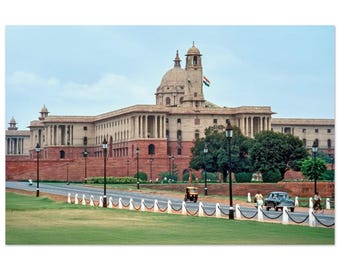 Fotografía impresa de la década de 1980 en Nueva Delhi, India: Rashtrapati Bhavan, coche Ambassador y rickshaw, monumento emblemático de Raisina Hill, póster decorativo para pared.