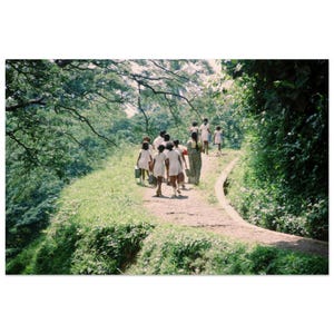 Impresión fotográfica de los años 70, Sri Lanka: Niñas en uniforme camino a la escuela, Ceilán, póster vintage, arte de pared, decoración para el hogar y la oficina, regalo nostálgico de los años setenta.