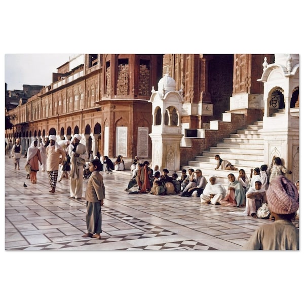 Photo Print 1950s Visitors to the Golden Temple, Amritsar, India, Vintage Wall Art Poster Home Office Sikh Heritage Fifties Gift Idea Decor