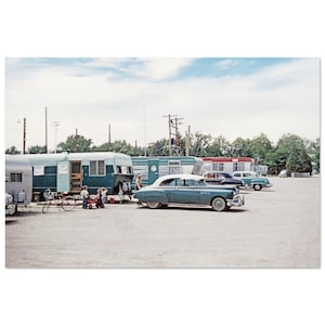 写真プリント 1950 年代 RV パーク シーン、レクリエーション ビークル トレーラー カー ヴィンテージ ウォール アート ポスター 50 年代 ホーム オフィス 装飾 アメリカーナ ヘリテージ ギフト