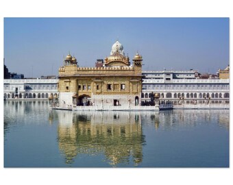Könnte beinhalten: Foto des Goldenen Tempels, einem Sikh-Gurdwara, in Amritsar, Indien. Der vergoldete Tempel spiegelt sich im Wasser. Der Himmel ist klar blau. Die Architektur ist aufwendig.