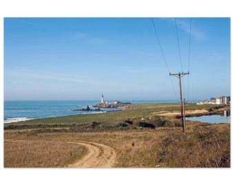 Fotografía impresa de los años 50 del faro de Pigeon Point en Pescadero, California. Póster decorativo vintage de los años cincuenta con temática náutica costera y del patrimonio californiano.