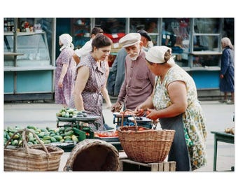 Fotografía impresa de la década de 1960: Escena de un mercado agrícola en Rostov, URSS, vida callejera soviética, bazar de productos agrícolas vintage, póster decorativo de fotografía documental rusa.