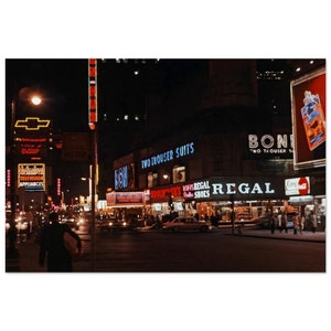 Fototryck 1960-talet Times Square New York City 42nd Street Manhattan Nattljus Trafik Vintage Väggkonst Poster Heminredning Sextiotalet Presentidé