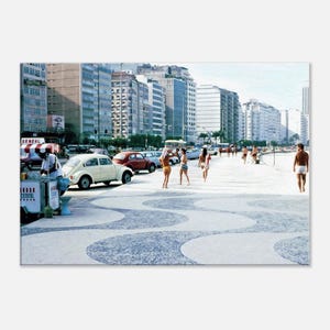 Impresión en lienzo de la playa de Copacabana de los años 70 con autos y un vendedor de helados, Río de Janeiro, Brasil, arte de pared vintage, decoración del hogar, regalo, listo para colgar