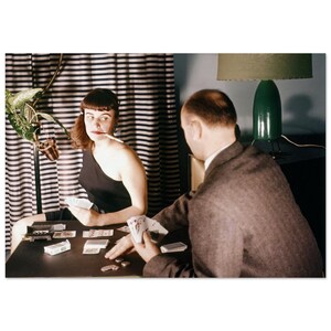1960er-Jahre-Fotodruck, Frau rauchende Kool-Zigarette und Spielkarten, Vintage-Wandkunst-Poster, Zuhause, Club, Zimmer, Sechzigerjahre, Büro, Dekor, Geschenk