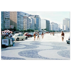Impresión fotográfica de la playa de Copacabana de los años 70 con autos y un vendedor de helados, Río de Janeiro, Brasil, póster de arte de pared vintage, decoración del hogar, regalo único
