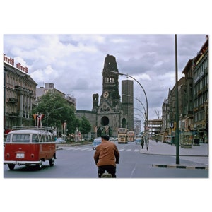 Impresión fotográfica de la década de 1960, Berlín, Alemania, la iglesia conmemorativa del Kaiser Wilhelm con una calle muy transitada, cartel de arte de pared vintage, decoración del hogar, regalo patrimonial