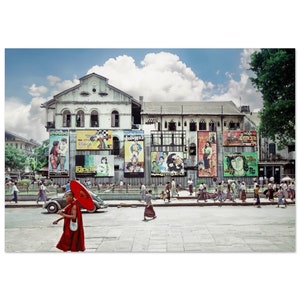 Impresión fotográfica de los años 70 en Yangon Myanmar (Rangún, Birmania) Escena de una calle concurrida Monje con paraguas, Carteles de película Arte de pared vintage Decoración del patrimonio birmano