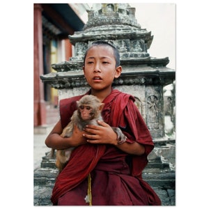 Impresión fotográfica de la década de 1970, joven monje budista con un mono mascota, Nepal, cartel de decoración de arte de pared vintage, idea de regalo, sendero hippie de los años 70
