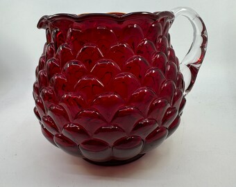 Brocca Jacqueline Fenton Art Glass rosso rubino con manico in cristallo