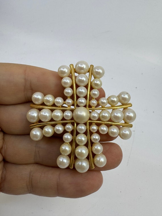 Vtg Joan Rivers Pearl Maltese Cross Brooch Pin