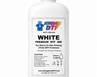 Puede incluir: Una botella de plástico blanco que contiene 1 litro de tinta blanca Kingdom DTF Premium para impresión directa sobre película. La etiqueta muestra un logo de camiseta azul, texto, advertencias y datos de KingdomDTF.com.