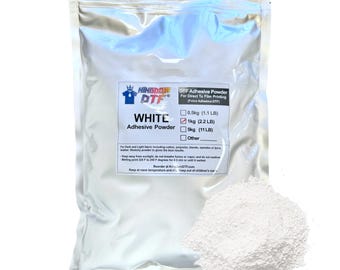 Peut inclure: Un sachet argenté scellé contenant de la poudre adhésive blanche pour l'impression Direct To Film (DTF). L'étiquette indique "WHITE Adhesive Powder" avec des options de taille de 0,5 kg, 1 kg et 5 kg. Un petit tas de poudre est devant le sachet.