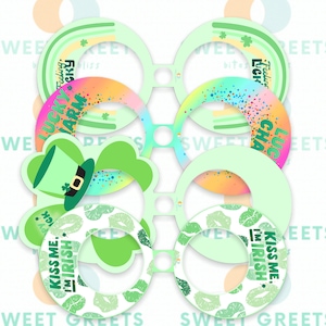 K&ouml;nnte beinhalten: Sechs gr&uuml;ne und wei&szlig;e kreisf&ouml;rmige Aufkleber mit verschiedenen Designs zum Thema St. Patrick's Day. Die Designs beinhalten einen Koboldhut, einen Regenbogen, Kleebl&auml;tter und den Text "Kiss Me, I'm Irish".