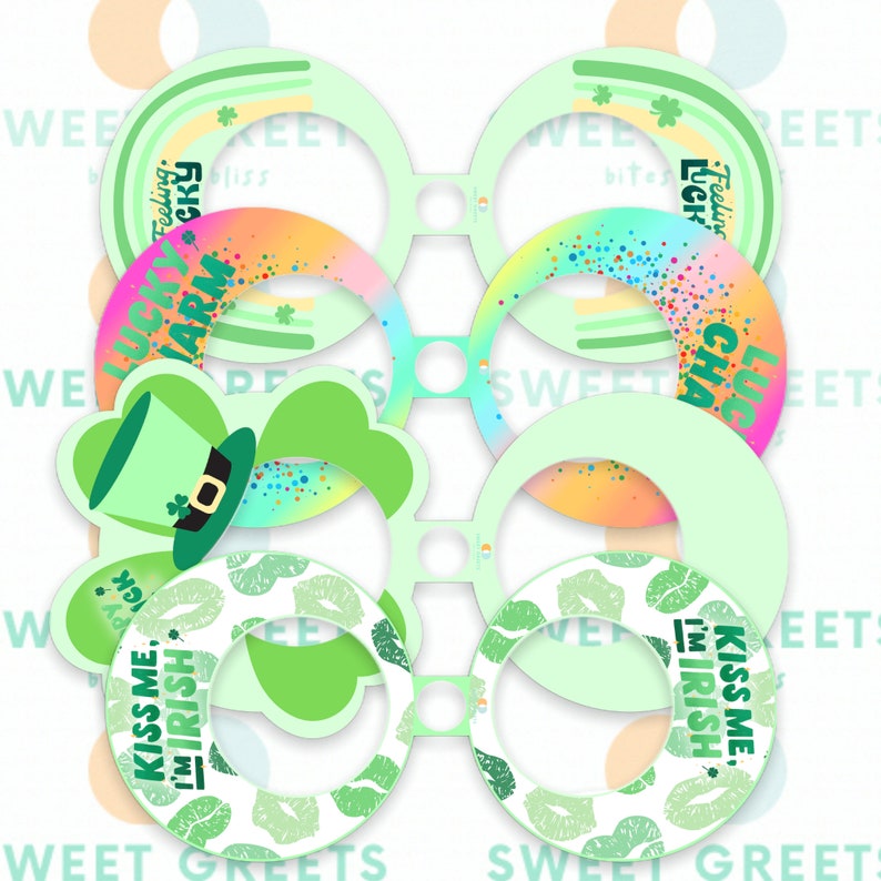 K&ouml;nnte beinhalten: Sechs gr&uuml;ne und wei&szlig;e kreisf&ouml;rmige Aufkleber mit verschiedenen Designs zum Thema St. Patrick's Day. Die Designs beinhalten einen Koboldhut, einen Regenbogen, Kleebl&auml;tter und den Text "Kiss Me, I'm Irish".