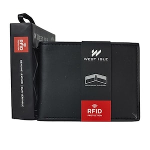 Peut inclure: Portefeuille en cuir noir avec le texte "WEST ISLE" et "RFID PROTECTION". Le portefeuille est accompagné d'une boîte noire avec le texte "GENUINE LEATHER | CUIR VÉRITABLE" et "RFID PROTECTION".