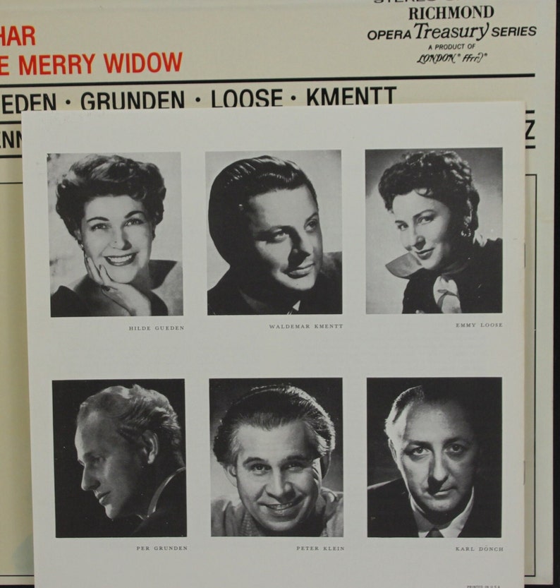 Peut inclure: Image en noir et blanc d'une pochette de disque d'op&eacute;ra vintage. Elle pr&eacute;sente des portraits de six artistes, dont Hilde Gueden et Waldemar Kmentt. Le titre "The Merry Widow" est visible, ainsi que le logo "Richmond Opera Treasury Series".