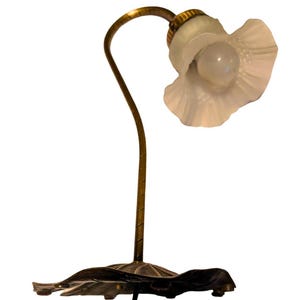 Lampe de bureau vintage en laiton avec abat-jour en verre dépoli - Base nénuphar - Lampe de table de style Art nouveau