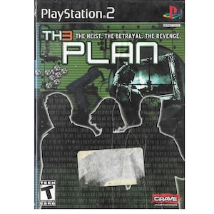 Puede incluir: Caja de juego de PlayStation 2 con un fondo verde y el título "THE PLAN" en texto blanco. El texto debajo del título dice "THE HEIST. THE BETRAYAL. THE REVENGE." El arte de la portada presenta tres siluetas de personas frente a una pantalla de computadora con código binario.