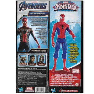 以下が含まれることがあります： スパイダーマンのアクションフィギュア2体。左のフィギュアはアイアン・スパイダーで、赤と金の衣装を着ており、胸には黒いクモのマークがあります。右のフィギュアはアルティメット・スパイダーマンで、赤と青の衣装を着ており、胸には黒いクモのマークがあります。両方のフィギュアは白い背景に立っています。パッケージには「アベンジャーズ」と「アルティメット・スパイダーマン」の文字が書かれています。