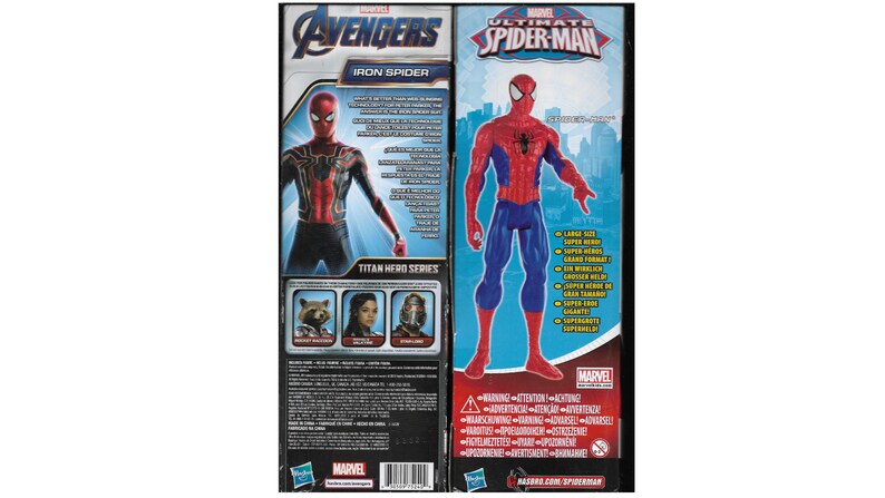 以下が含まれることがあります： スパイダーマンのアクションフィギュア2体。左のフィギュアはアイアン・スパイダーで、赤と金の衣装を着ており、胸には黒いクモのマークがあります。右のフィギュアはアルティメット・スパイダーマンで、赤と青の衣装を着ており、胸には黒いクモのマークがあります。両方のフィギュアは白い背景に立っています。パッケージには「アベンジャーズ」と「アルティメット・スパイダーマン」の文字が書かれています。