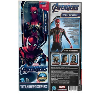 以下が含まれることがあります： マーベル・アベンジャーズ・タイタンヒーローシリーズのアイアン・スパイダーのアクションフィギュア。フィギュアは赤と金で、黒いディテールが施されています。パッケージにはマーベル・アベンジャーズのロゴとタイタンヒーローシリーズのロゴが掲載されています。パッケージの裏面には、キャラクターの説明とシリーズの他のキャラクターが記載されています。