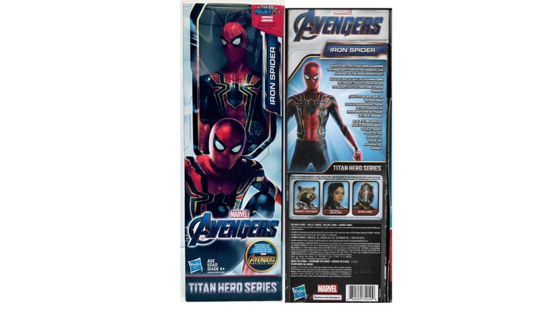 以下が含まれることがあります： マーベル・アベンジャーズ・タイタンヒーローシリーズのアイアン・スパイダーのアクションフィギュア。フィギュアは赤と金で、黒いディテールが施されています。パッケージにはマーベル・アベンジャーズのロゴとタイタンヒーローシリーズのロゴが掲載されています。パッケージの裏面には、キャラクターの説明とシリーズの他のキャラクターが記載されています。