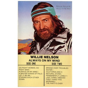Könnte beinhalten: Ein Vintage-Albumcover mit Willie Nelson und dem Text "Always On My Mind". Das Cover zeigt ein Porträt von Nelson mit einem Bandana, mit Songtiteln unten. Der Hintergrund zeigt eine Landschaft.