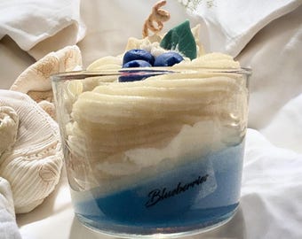 Kerze Blueberry Bliss: Handgefertigte Dessertkerze aus Sojawachs