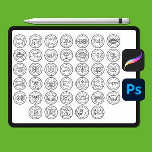 Può includere: Uno schermo di tablet digitale che mostra 48 sigilli circolari in bianco e nero con disegni intricati. Il tablet è su uno sfondo verde con uno stilo e un'icona di Photoshop.