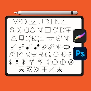 Op de afbeelding: Een witte digitale tablet met een zwarte rand toont een verscheidenheid aan symbolen en karakters, waaronder letters, cijfers, geometrische vormen en astrologische tekens. De tablet ligt op een feloranje oppervlak. Een zilveren stylus en een pictogram van een digitale kunst-app zijn zichtbaar op het scherm.