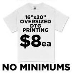 Op de afbeelding: Wit T-shirt met zwarte tekst die "16"x20" Oversized DTG Printing €8 per stuk Geen minimum" luidt.