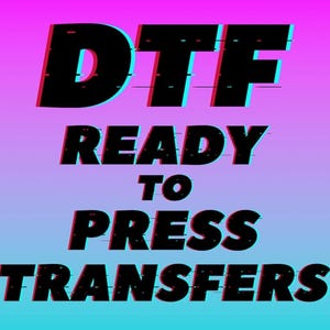 Peut inclure: Image avec le texte "DTF READY TO PRESS TRANSFERS" en noir avec un effet glitch. Le texte est superposé à un fond dégradé rose, violet et turquoise.