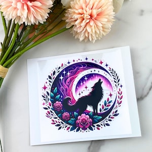 以下が含まれることがあります： ピンクと紫の花と星のある三日月で囲まれた、月に向かって吠える黒いオオカミのシルエット。背景は濃い紫で、ピンクと紫のグラデーションになっている。