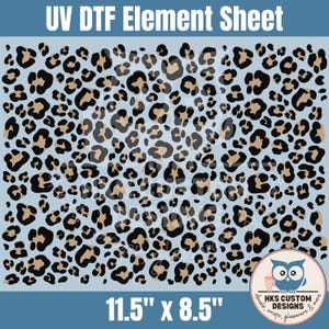 Könnte beinhalten: Ein UV-DTF-Elementbogen mit den Maßen 29,2 cm x 21,6 cm zeigt ein sich wiederholendes Leopardenmuster mit schwarzen und beigen Flecken auf hellblauem Grund. Der Text UV DTF Element Sheet steht oben und ein Logo befindet sich in der Ecke.