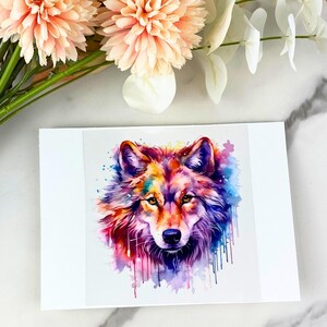 以下が含まれることがあります： カラフルな背景に描かれたオオカミの頭の水彩画。オオカミの毛皮は赤、オレンジ、黄色、紫が混ざり合っています。背景は青、緑、ピンクが混ざり合っています。