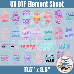 以下が含まれることがあります： 11.5 x 8.5インチのUV DTFエレメントシート。母性をテーマにしたカラフルなグラフィックデザインやテキストフレーズが多数配置されています。「Tired Moms Club」、「Mama Needs Coffee」、「Mom Vibes Only」などのスローガンがレトロなフォントでデザインされています。