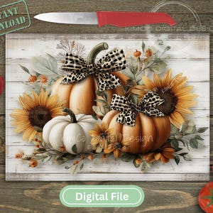 Può includere: Un design digitale con zucche, girasoli e fiocchi decorativi. Le zucche sono arancioni e bianche, con fiocchi a fantasia bianchi e neri. I girasoli sono gialli e marroni. Il testo "Digital File" è visibile.