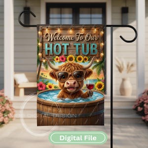 Könnte beinhalten: Eine Gartenflagge mit einer Cartoon-Hochlandkuh in einem Whirlpool, die eine Sonnenbrille trägt und ein Weinglas hält. Die Flagge zeigt "Welcome To Our Hot Tub" mit tropischen Blumen und Palmen. Unten steht "Digital File".