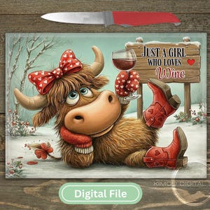 Op de afbeelding: Een grillige illustratie op een snijplank met een cartoon Highland-koe met een rode strik en laarzen, die een wijnglas vasthoudt. Het bord luidt "Just a Girl Who Loves Wine". Boven het bord ligt een mes met rode handgreep.